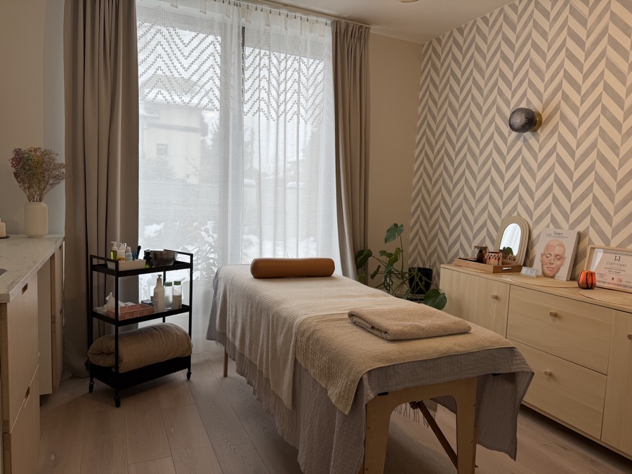 Wnętrze gabinetu KAO BLISS - łóżko do masażu, spokojne naturalne oświetlenie